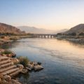 رودخانه‌ای در زیر صدا‌های سطحی