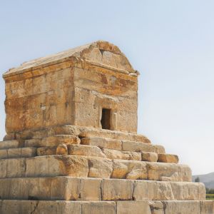 پرسشگری در باب نهاد سلطنت و نقش آن در آینده‌ی ایران